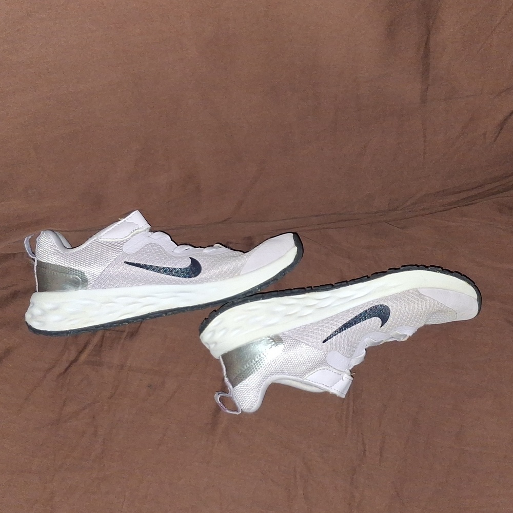 Nike Kids Shoes in White and Silver